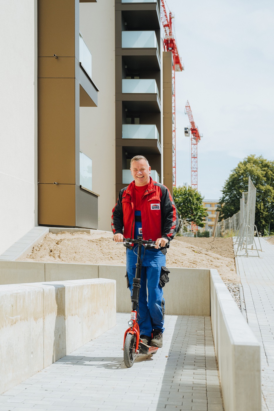 Martin Robrook auf seinem Dienstflitzer, einem E-Scooter.