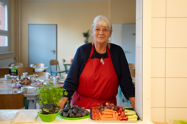 Barbara Strunz, ehrenamtliche Helferin, bei der Zubereitung des Frühstücks.