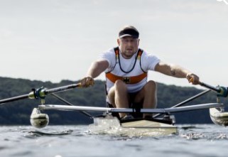 Markus Klemp rudert über den See.