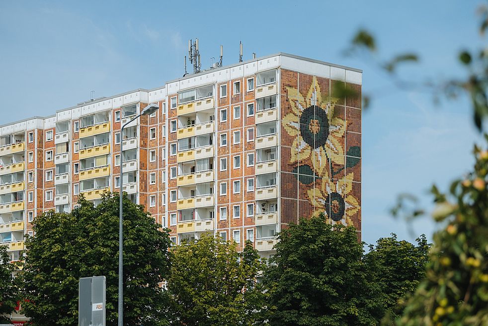 Giebel des Sonnenblumenhauses in Lichtenhagen.