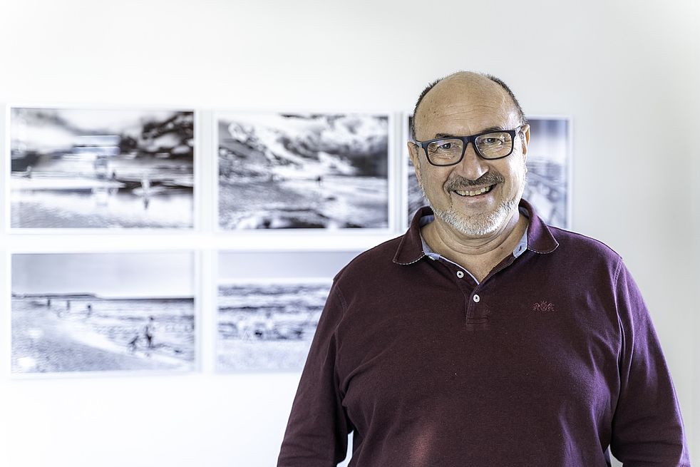 Siegfried Wittenburg vor seiner Fotogalerie.