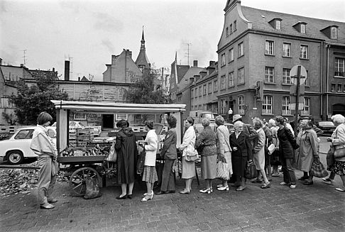 Frauen stehen Schlange am Glatten Aal.