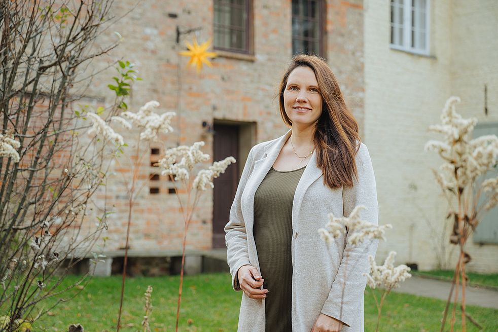 Maria Dietz, braune lange Haare, sanftes Lächeln, ist die neue Stadtpastorin.