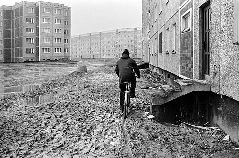 Radfahrer im Neubaugebiet.