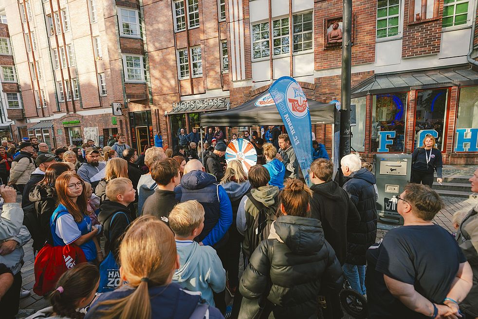 Viele Fans bei der Fanshop-Eröffnung