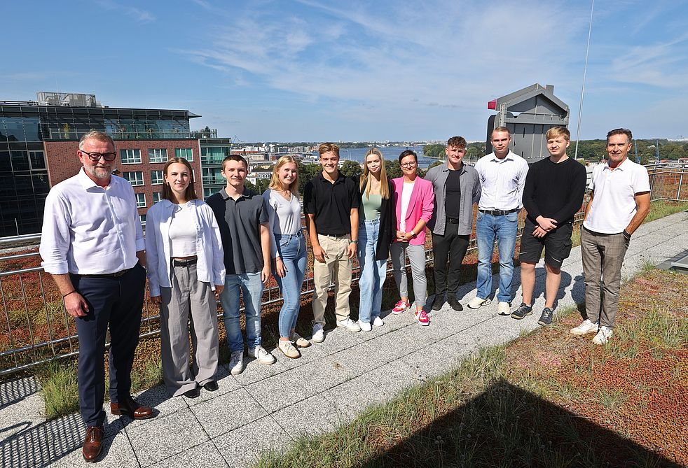 Eine Gruppe neuer Azubis, die am 1. September ihre Ausbildung bei der WIRO beginnen.