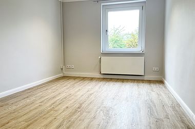 Bild zu Luxus-3-Zimmer-Wohnung mit hochwertiger Einbauküche und saniertem Bad in Rostock-Komponistenviertel