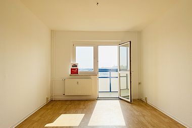 Bild zu Geräumige 4-Zimmer-Wohnung mit Balkonverglasung in Rostock-Toitenwinkel